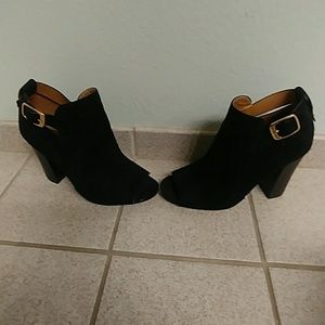 Peep toe velvet Bamboo pumps with gold buckle.